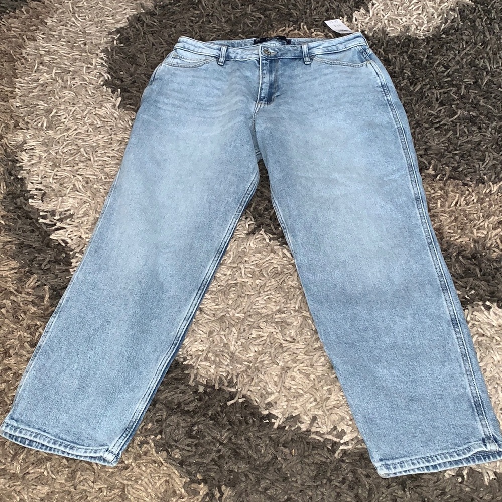 Hollister Curvy-High Rise Mom Jean Size 13R inseam 27 NWT